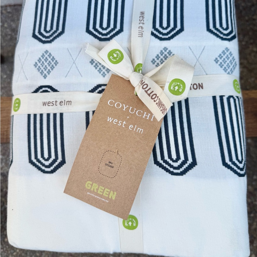 West Elm Organic Cotton White and Navy  Patterned Duvet Cover Full/Queen